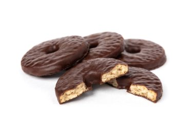 Beyaz arka planda izole edilmiş çikolatalı kurabiyeler..