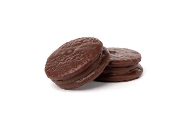 Beyaz arka planda izole edilmiş çikolatalı kurabiyeler. Çikolatalı pasta..