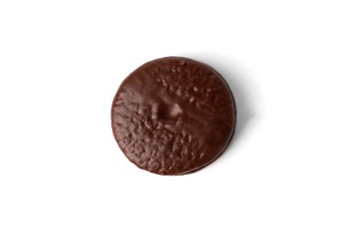 Beyaz arka planda izole edilmiş çikolatalı kurabiyeler. Çikolatalı pasta..