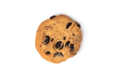 Beyaz arka planda çikolatalı kurabiyeler.