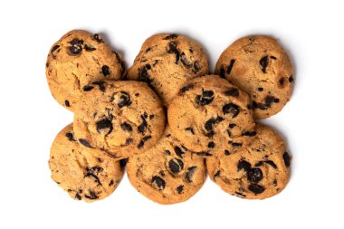 Beyaz arka planda çikolatalı kurabiyeler.