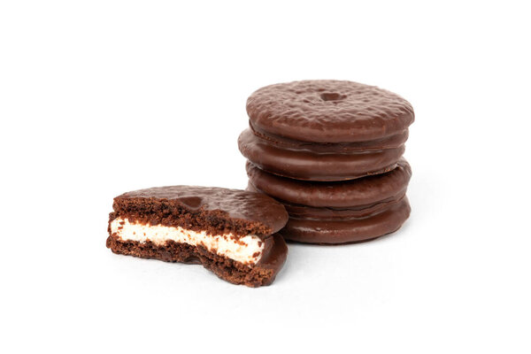 Шоколадное печенье изолированы на белом фоне. Шоколадный пирог.