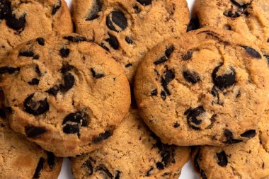 Beyaz arka planda çikolatalı kurabiyeler.