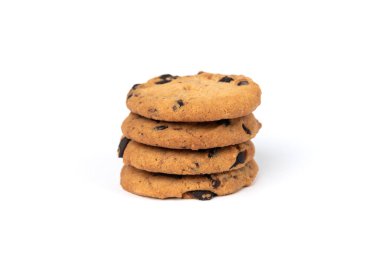 Beyaz arka planda çikolatalı kurabiyeler.