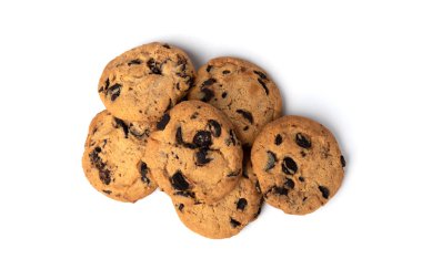 Beyaz arka planda çikolatalı kurabiyeler.