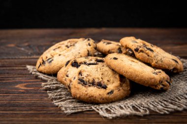 Koyu ahşap arka planda çikolatalı kurabiyeler.