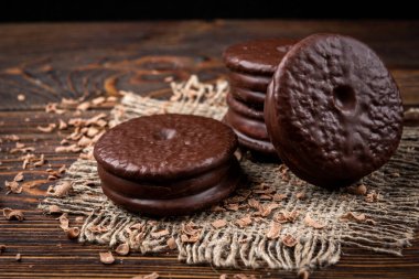 Beyaz arka planda izole edilmiş çikolatalı kurabiyeler. Çikolatalı pasta..