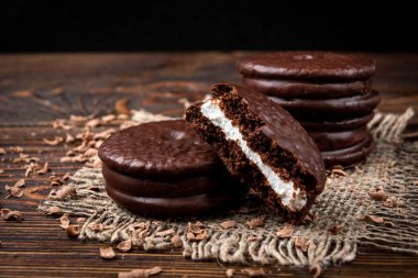 Beyaz arka planda izole edilmiş çikolatalı kurabiyeler. Çikolatalı pasta..