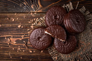 Koyu ahşap arka planda çikolatalı kurabiyeler. Çikolatalı pasta..