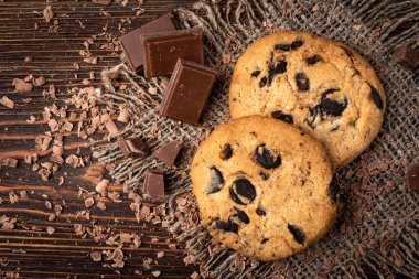 Koyu ahşap arka planda çikolatalı kurabiyeler.