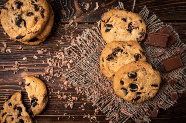 Koyu ahşap arka planda çikolatalı kurabiyeler.