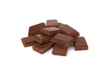 Beyaz arkaplanda izole edilmiş çikolata.