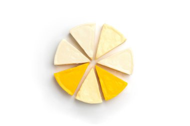 İşlenmiş peynir beyaz arkaplanda izole edilmiş.