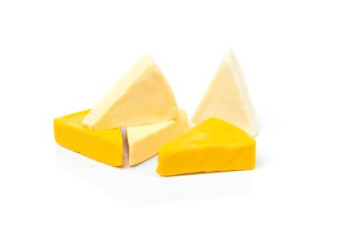 İşlenmiş peynir beyaz arkaplanda izole edilmiş.