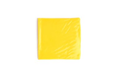 İşlenmiş peynir beyaz arkaplanda izole edilmiş.