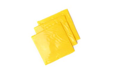 İşlenmiş peynir beyaz arkaplanda izole edilmiş.