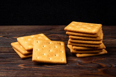 Kraker kurabiyeleri koyu ahşap arka planda.