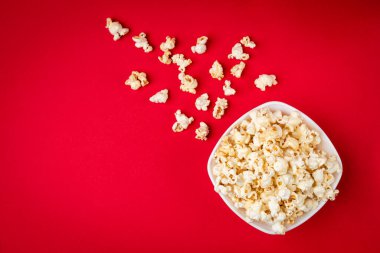 Kırmızı arka planda karamelli patlamış mısır..