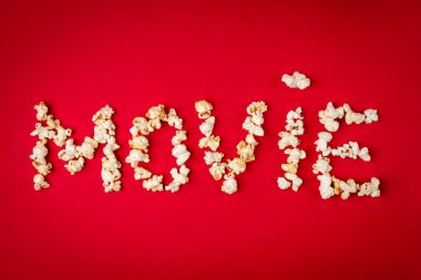 Kırmızı arka planda karamelli patlamış mısır..