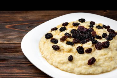 Koyu ahşap arka planda Millet lapası.