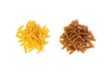 Kahverengi kepekli makarna beyaz arkaplanda izole edilmiş..