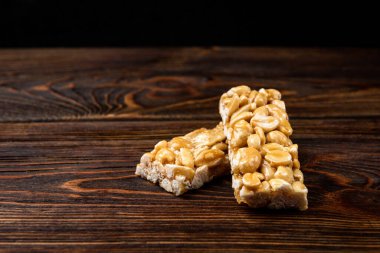 Koyu ahşap arka planda Peanut Kozinaki.