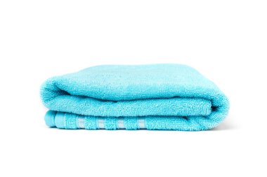 Mavi havlu beyaz arkaplanda izole edildi.