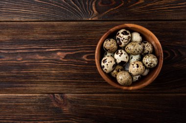 Koyu ahşap arka planda guail yumurtaları.