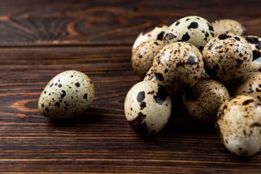 Koyu ahşap arka planda guail yumurtaları.