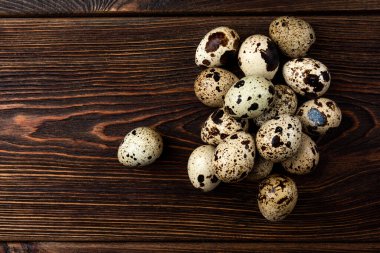 Koyu ahşap arka planda guail yumurtaları.