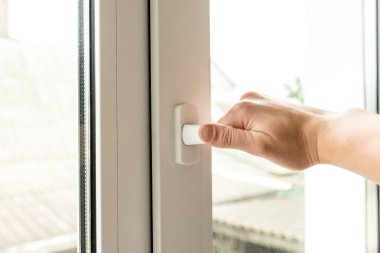 Evde el açık pencere.