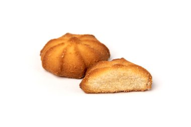 Beyaz arkaplanda izole edilmiş küçük kurabiyeler.