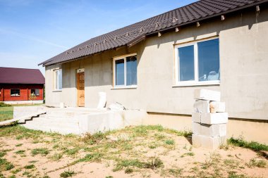 Kahverengi çatılı kır evi yapım aşamasında.