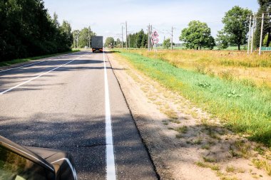 Eski demiryolu kavşağı ve işaretleri olan yol..