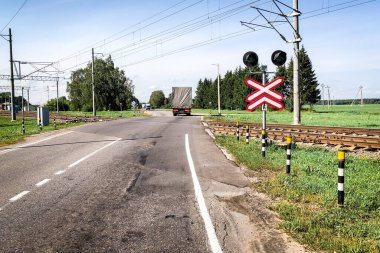 Eski demiryolu kavşağı ve işaretleri olan yol..