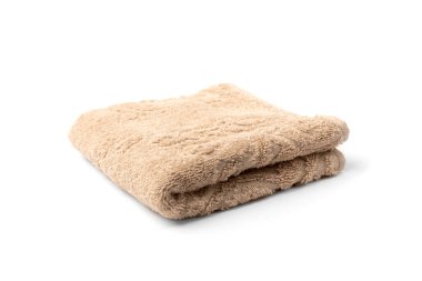 Beyaz arkaplanda izole edilmiş bej havlu.