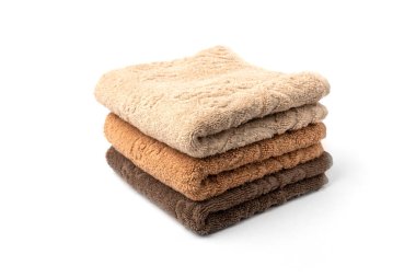 Beyaz arkaplanda üç kahverengi havlu izole edilmiş..