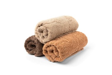 Beyaz arkaplanda üç kahverengi havlu izole edilmiş..