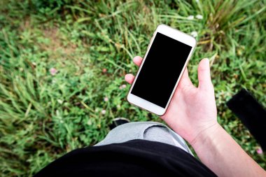 Çim arka planda telefon kullanarak..