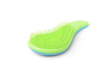 Beyaz arkaplanda saç tarağı izole edildi.