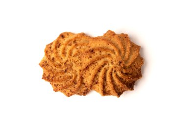 Beyaz arkaplanda izole edilmiş tarçınlı kurabiyeler.