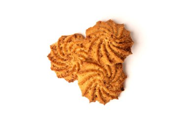 Beyaz arkaplanda izole edilmiş tarçınlı kurabiyeler.