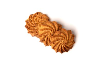 Beyaz arkaplanda izole edilmiş tarçınlı kurabiyeler.