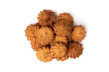 Beyaz arkaplanda izole edilmiş tarçınlı kurabiyeler.