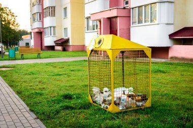 Şehirde çöp kutuları var..