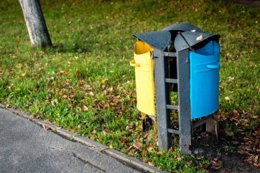 Şehirde çöp kutuları var..
