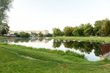 Şehir parkındaki nehir..