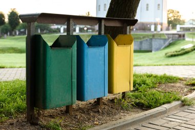 Şehirde çöp kutuları var..