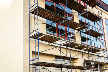 Binanın etrafındaki iskeleye. Ön cephe yenileniyor.