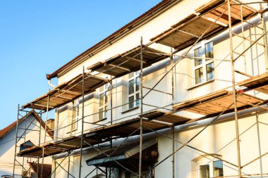 Binanın etrafındaki iskeleye. Ön cephe yenileniyor.